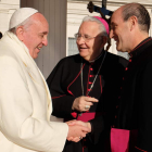 El papa, el obispo de León, Julián López, y el obispo auxiliar de Santiago, Jesús Fernández.