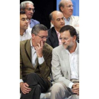 Rajoy habla con Ruiz-Gallardón en la convención de alcaldes.