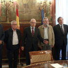 El ministro de Hacienda, en compañía de miembros de la patronal y los sindicatos.
