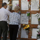 Visitantes de un cementerio.