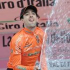 Ikel Nieve, del equipo Euskaltel, celebra en el podio su victoria en la etapa del Giro.