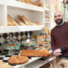 Alberto Castellano posa junto a algunos de los productos que comercializa en su tienda de Ponferrada.