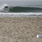 Un surfista se desliza sobre las olas en la playa de Toyama, a 50 kilómetros de la central nuclear de Fukushima.