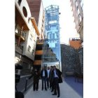 Riesco estrenó el ascensor con los representantes del barrio.