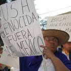 Unos habitantes de Mérida muestran su rechazo a la visita de Bush