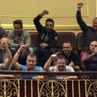Un grupo de estibadores saluda en el Congreso. BALLESTEROS