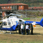 Personal sanitario y guardias civiles embarcan al herido para su traslado