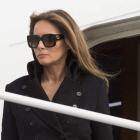 Melania, esposa de Donald Trump, desembarca de un avión militar en la base aérea de Andrews, en Maryland. CHRIS KLEPONIS