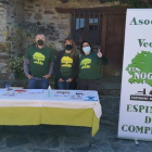 Los promotores de la asociación colocaron una mesa informativa en el pueblo. DL