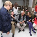 Rita Prada llega a la asamblea. Enfrente, el secretario provincial de Organización y miembros de la ejecutiva local