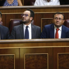 Pedro Sánchez atiende al discurso de investidura de Mariano Rajoy desde la bancada socialista.