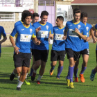 La plantilla bañezana realizó el primer entrenamiento antes de estrenarse el próximo sábado ante el Mosconia asturiano. DL