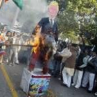 Activistas de un partido político indio queman un muñeco de Bush en protesta por la condena a muerte