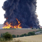 Columna de humo del incendio de grandes proporciones que se ha declarado en el depósito de neumáticos de la empresa Reciclados de Materiales Diversos (RMD) en la localidad de Ardoncino.