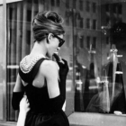 Audrey Hepburn, en la famosa escena de 'Desayuno con diamantes' ante la joyería Tiffany's de Nueva York.