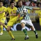 Joseba Llorente (i) lucha por un balón con Arzu, defensa del Betis
