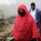 Varios miembros de una familia musulmana caminan por una calle de la ciudad de Tongi, en Bangladesh. ABIR ABDULLAH