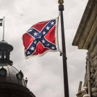 La bandera confederada ondea junto al Capitolio de Carolina de Sur, en Columbia, este miércoles.
