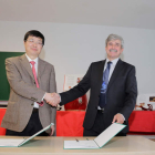 Liu Changgeng, de la Universidad de Xiantang, y el rector, Juan Francisco García Marín. SECUNDINO PÉREZ