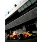 El McLaren, en la foto en la calle de boxes, no acaba de ser regular
