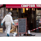 Expertos de la Policía Forense de París trabajan en  uno de los escenarios donde ayer tuvo lugar uno de los tiroteos, en el Boulevard Voltaire de París.