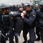Actuación de la Guardia Civil en Sant Julià de Ramis en su intento de impedir la votación del referéndum.