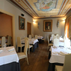 La antigua Casa de los Burgueño está dividida en tres plantas y bajocubierta. En la primera se ubica la cafetería Siglo XIX erigida por la familia Lamagrande. En el segundo piso está el exquisito restaurante donde la calidad de la cocina comparte protagon