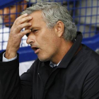 Mourinho se lamenta durante el partido en el campo del Everton.
