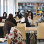 Universitarios leoneses estudiando en la biblioteca de la Facultad de Educación. JESÚS F. SALVADORES