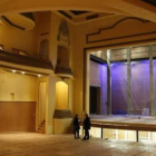El patio de butacas y el escenario, a la espera de los remates y del mobiliario.