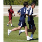 Cembranos dirige un entrenamiento en el área deportiva.