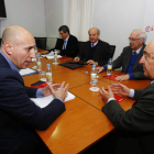 Diez, en primer término a la izquierda, junto al presidente de la Cámara, Manuel Lamelas