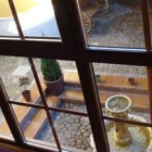 La belleza del patio interior del monasterio Ara-Mada, una de sus habitaciones y el espectacular pai