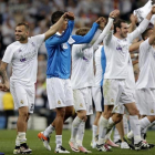 Los jugadores del Madrid celebran la clasificación para la final de la Liga de Campeones en el estadio Santiago Bernabéu.