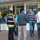 Agentes de policía ante uno de los ciber intervenidos ayer.