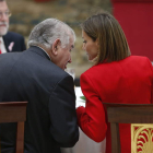 El poeta leonés Antonio Gamoneda charla con la reina Letizia.