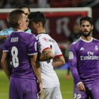 Momento en el que Yeray golpea con la cabeza al madridista Kroos en un lance del partido de Copa. RAMIRO/MARCIANO