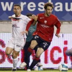Juanfran y David pelean por el control del esférico en el partido de ayer
