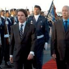 El presidente Aznar pasa revista a las tropas acompañado del primer ministro marroquí, Driss Yetú