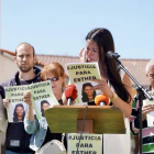 Familia y vecinos de Esther López ayer, en la concentración. LETICIA PÉREZ