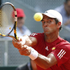 Fernando Verdasco devuelve una bola a Manafov.