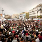 La concentración de Sol, en Madrid, concitó ayer a miles de ciudadanos .