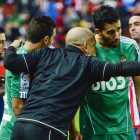 Claudio da instrucciones a sus jugadores aprovechando un cambio en el equipo rival.
