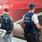 Un policía belga un tren Thalys en una estación de Bruselas.