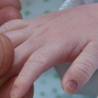 La mano de un bebé.