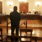 El acusado, de espaldas, declara durante el primer acto del juicio, en la vista oral de la mañana