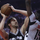 Pau Gasol (San Antonio) frente a Clit Capela (Houston).