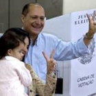 El candidato presidencial brasileño Geraldo Alckmin, su esposa Lucia y su hija celebran la victoria