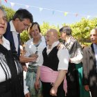 El presidente de la Diputación, Juan Martínez Majo, saluda a los usuarios del centro en su primera visita oficial.