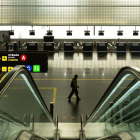 Una persona este martes en el interior de la T2 del Aeropuerto Barcelona-El Prat. ENRIC FONTCUBERTA